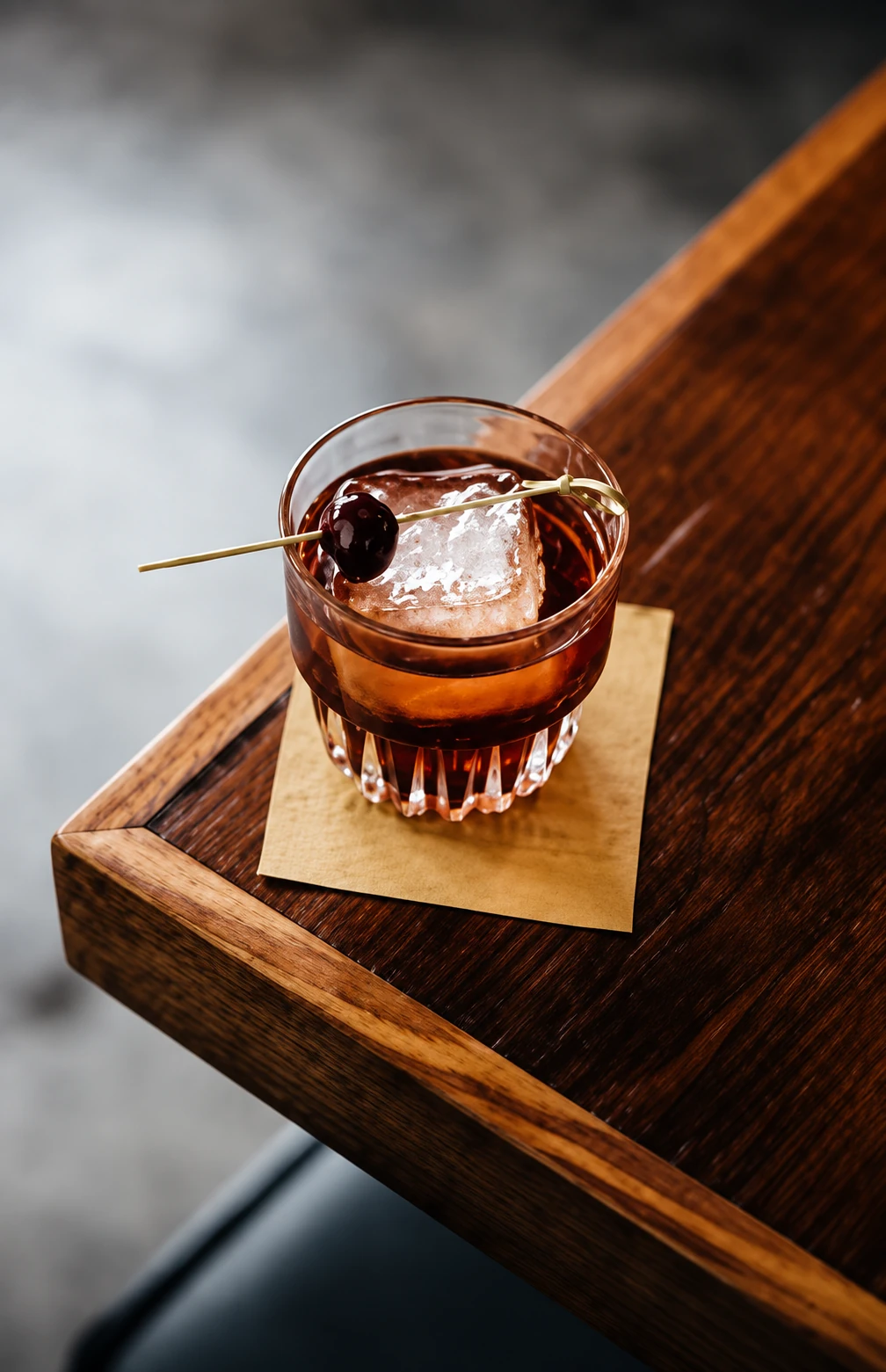 Cocktails en borrelhapjes op een plank bij PIER40