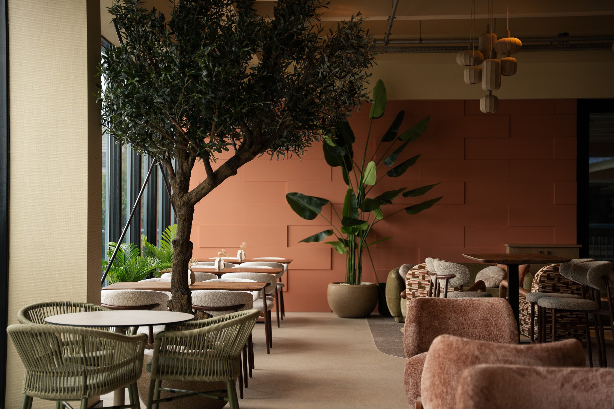 Het warme interieur van restaurant en bar PIER40 in Rotterdam