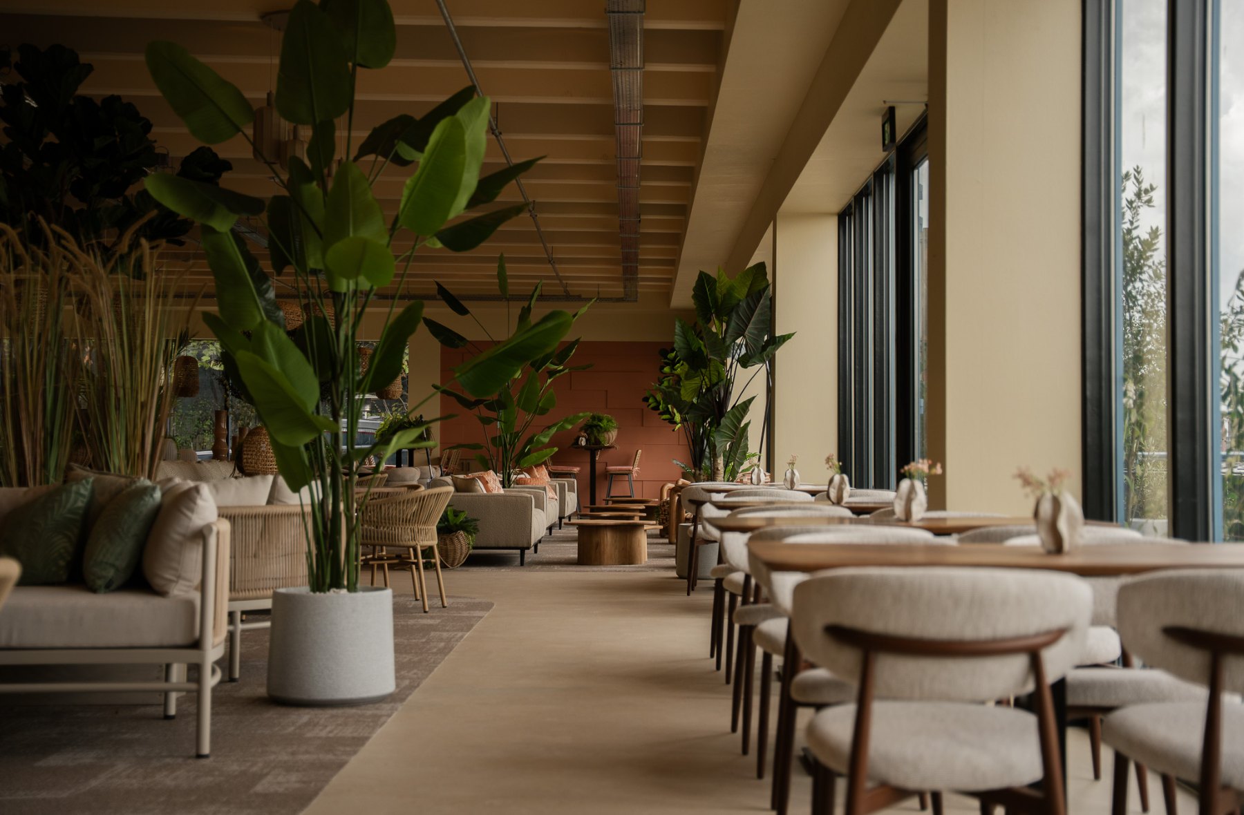 De zaal van PIER40 met tafels en warm licht