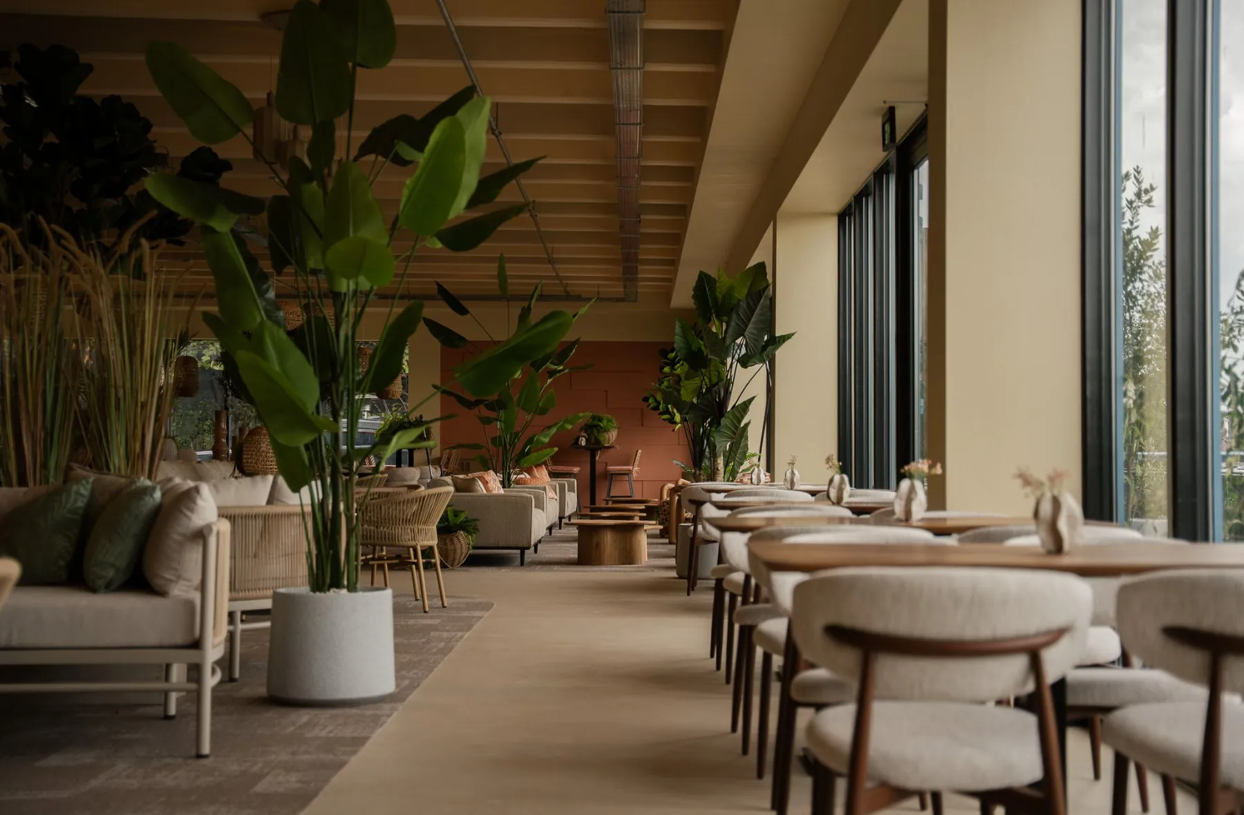 De zaal van PIER40 met tafels en warm licht